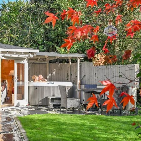 A Superb Bijou Retreat With Jacuzzi Near An Excellent Village Pub Yelverton Extérieur photo