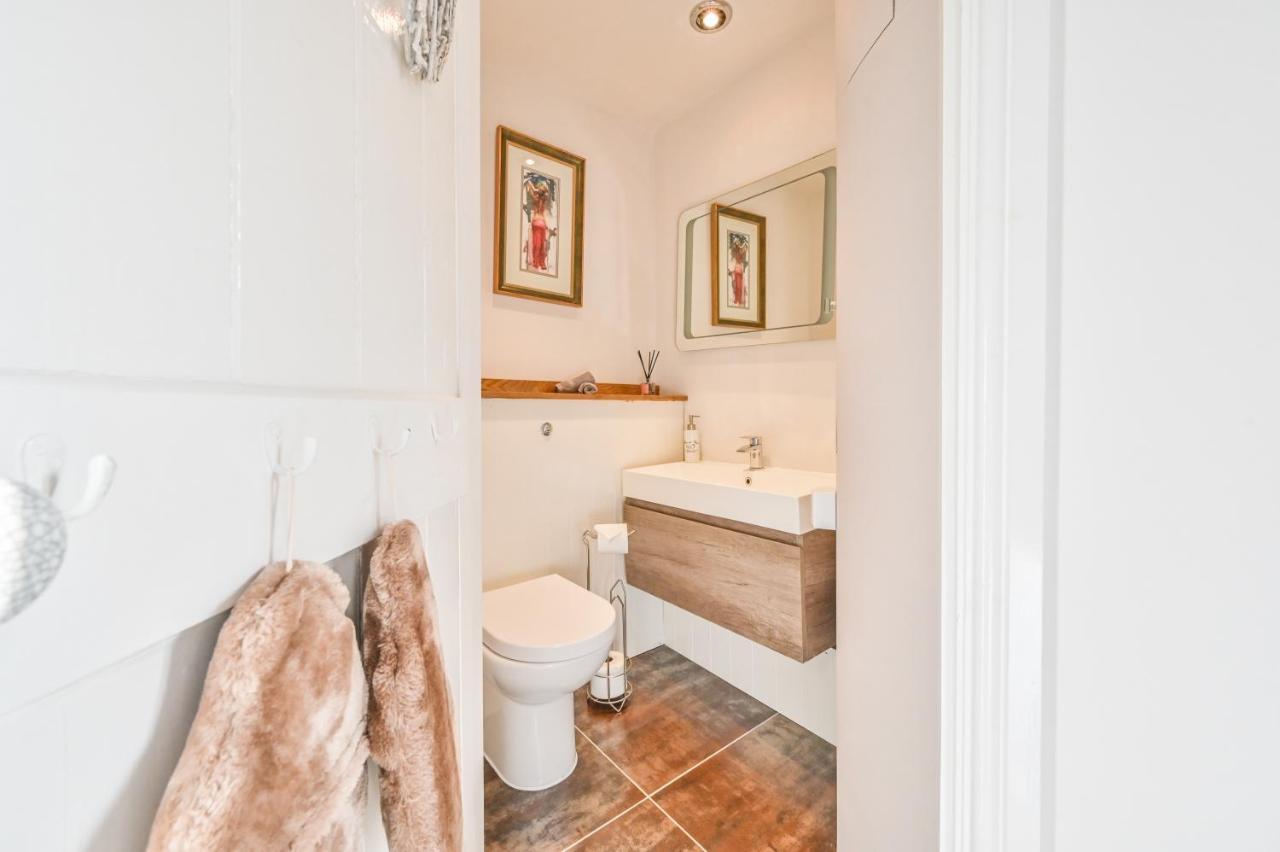 A Superb Bijou Retreat With Jacuzzi Near An Excellent Village Pub Yelverton Extérieur photo