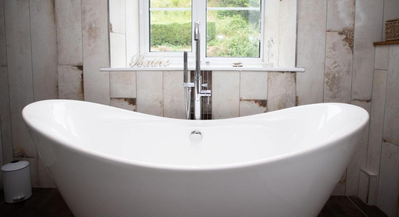 A Superb Bijou Retreat With Jacuzzi Near An Excellent Village Pub Yelverton Extérieur photo