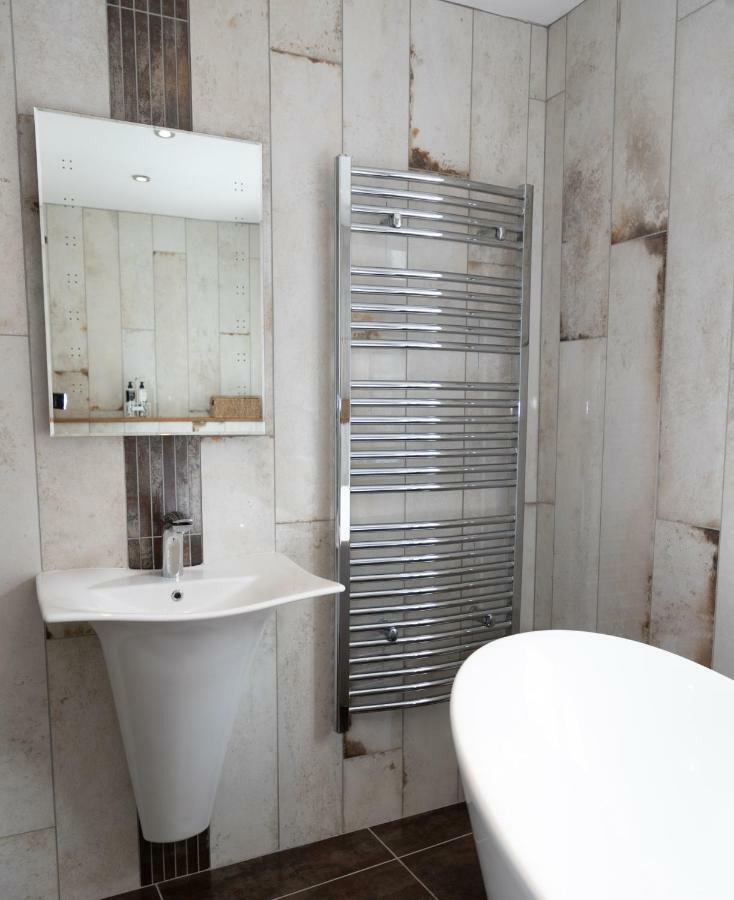 A Superb Bijou Retreat With Jacuzzi Near An Excellent Village Pub Yelverton Extérieur photo